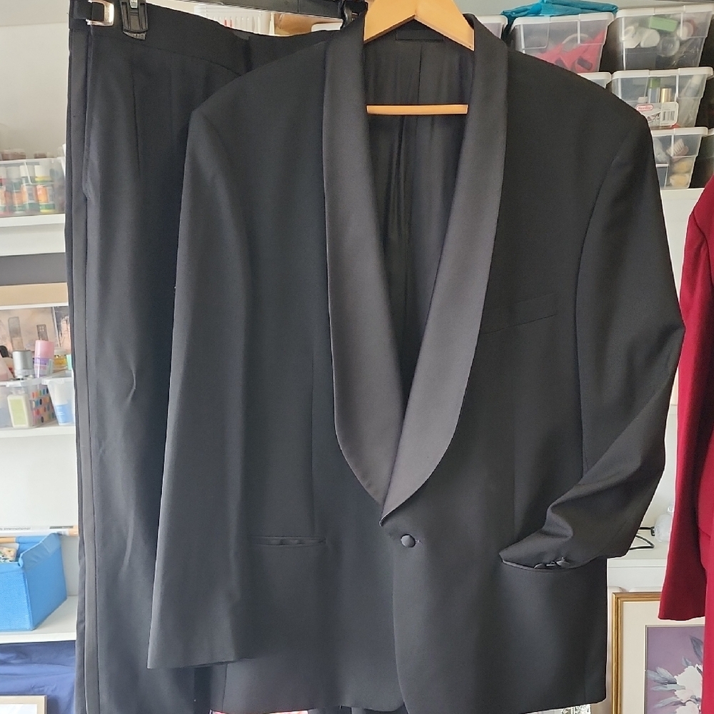 Elegant Black Men's Tuxedo with Satin Lapel